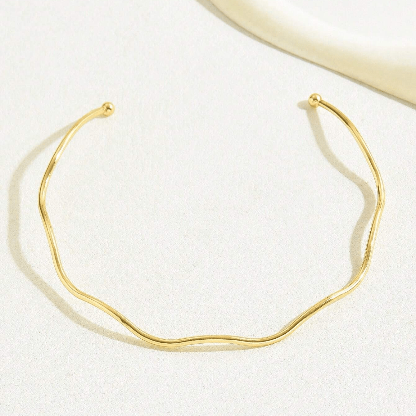 Colar Dourado Ondas de Luxo