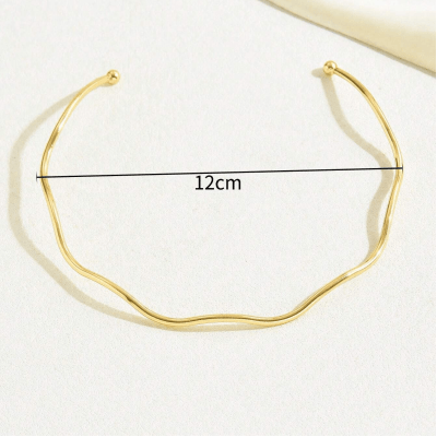 Colar Dourado Ondas de Luxo