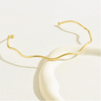 Colar Dourado Ondas de Luxo