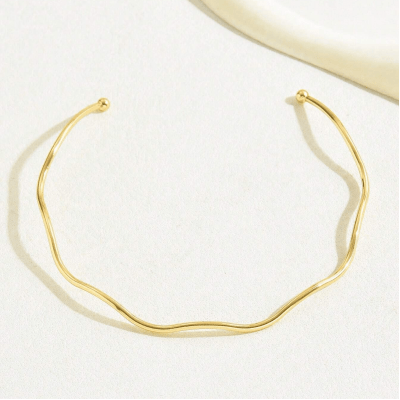 Colar Dourado Ondas de Luxo